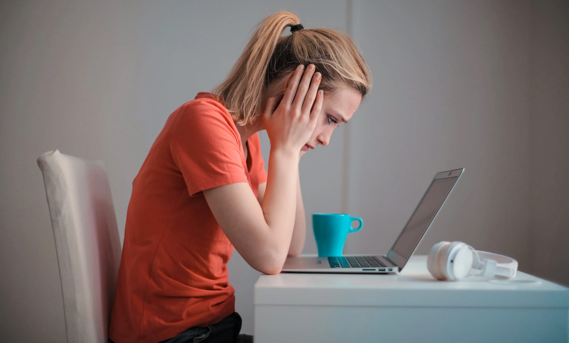 Femme déprimée devant un ordinateur portable