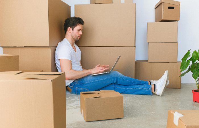 Homme en déménagement