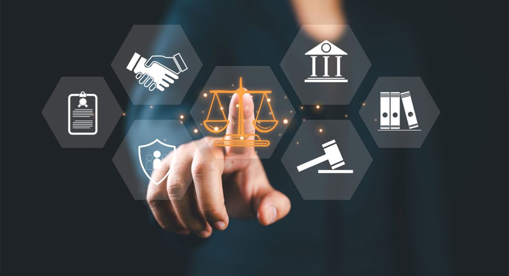 Main sélectionnant une icône de balance de la justice sur une interface digitale, symbolisant le recours à un commissaire de justice pour gérer un contentieux locatif.