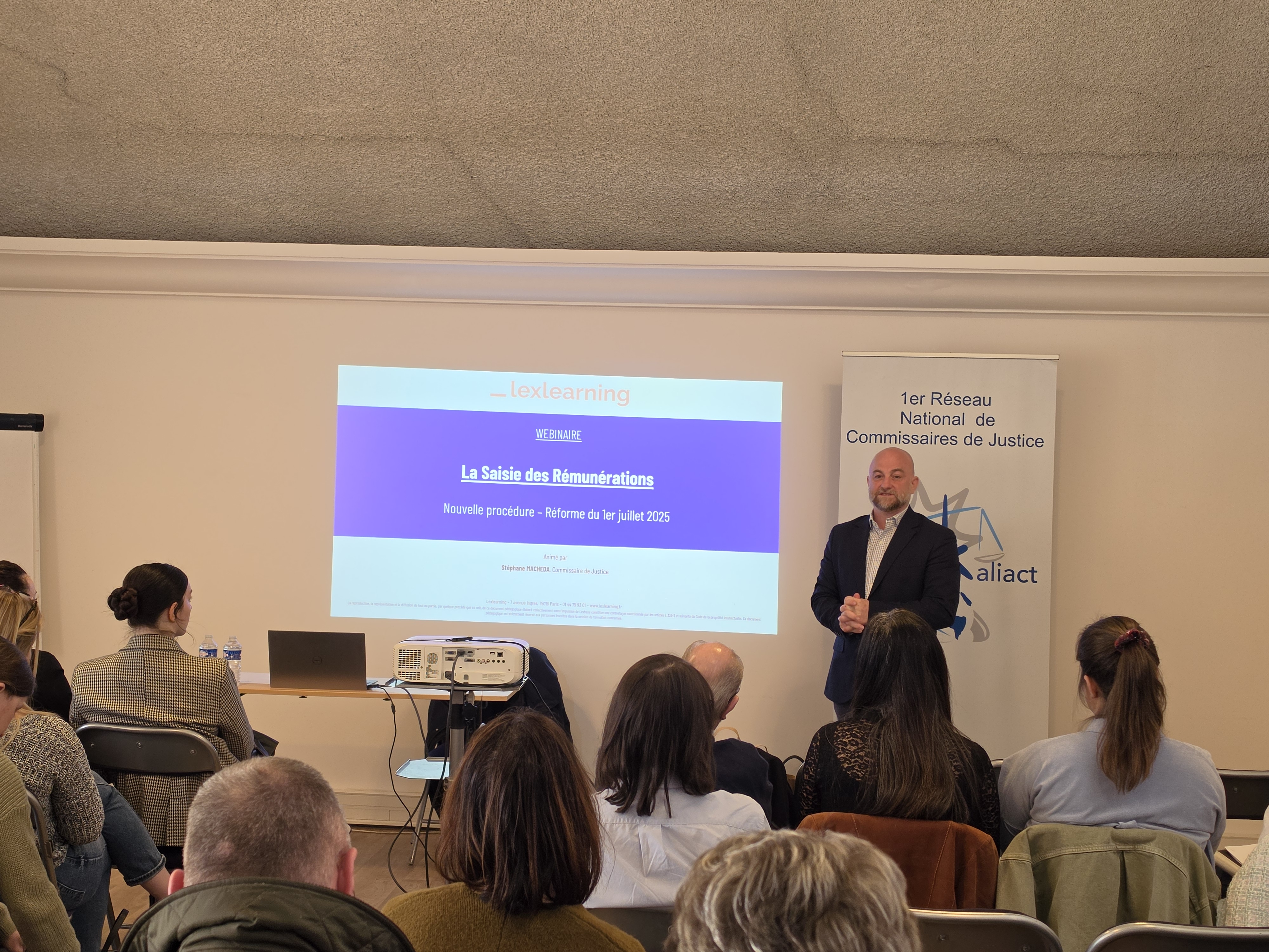 Intervention d'un consultant extérieur lors de la formation organisée par le réseau de commissaire de justice Kaliact sur le thème de la nouvelle procédure de saisie des rémunérations.